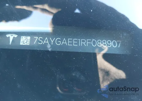 2024 Tesla Model Y Long Range Dual Motor All-Wheel Drive z USA, uszkodzony, nr VIN 7SAYGAEE1RF088907